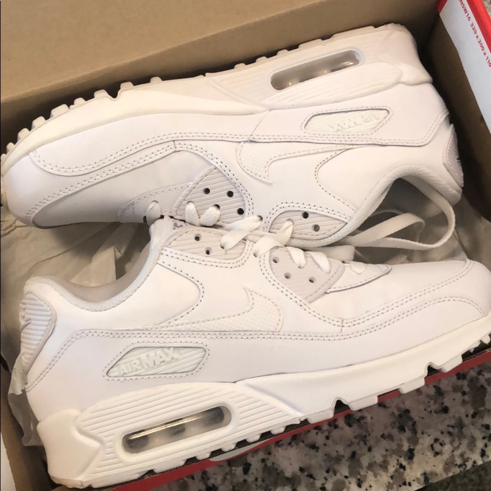 White Nike Air Max 6.5y/8 women’s